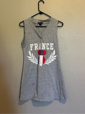 Sleeveless V-Neck France Graphic Tank Top - Gray